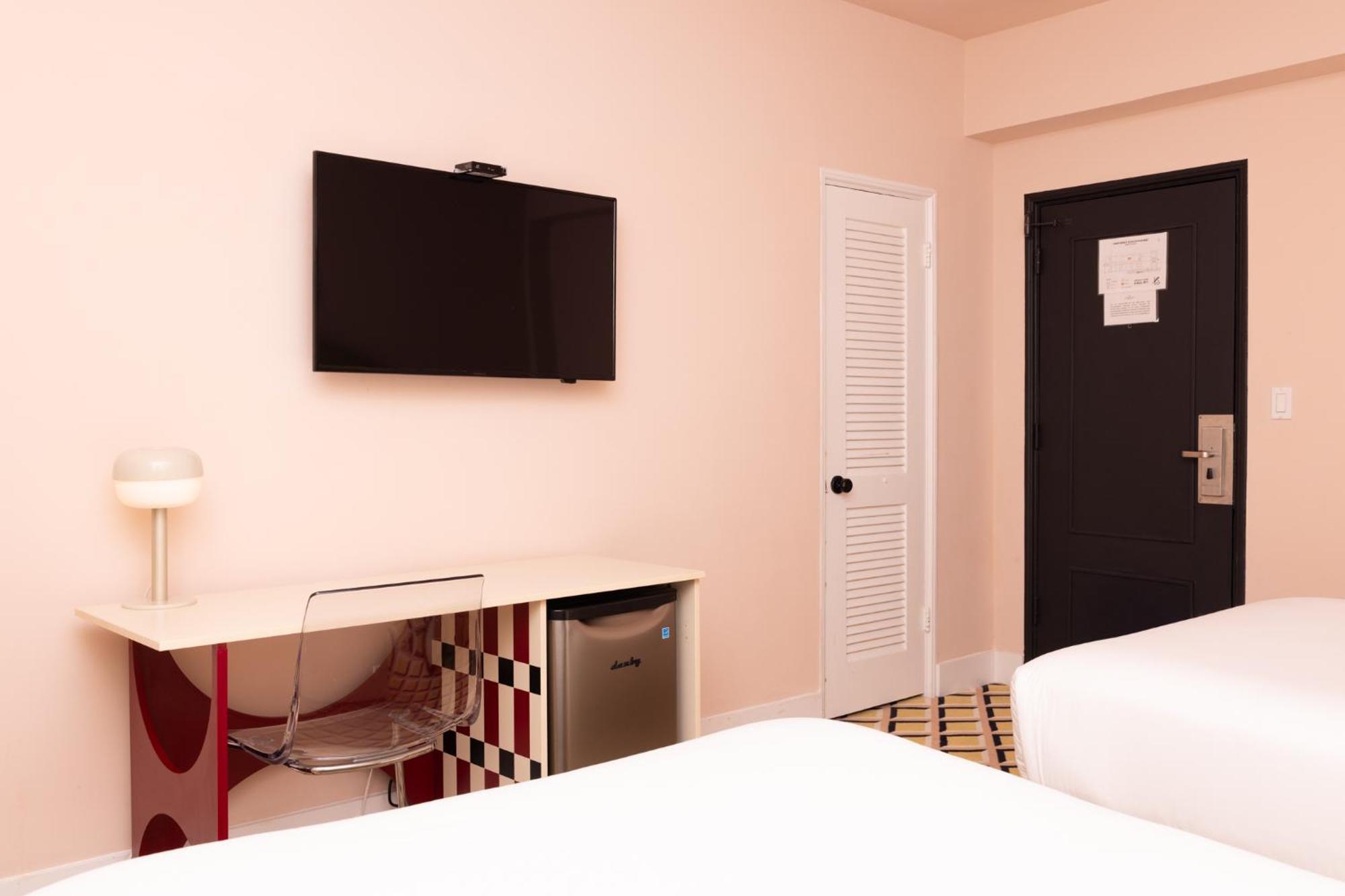 Crest Hotel Suites — Photos 1