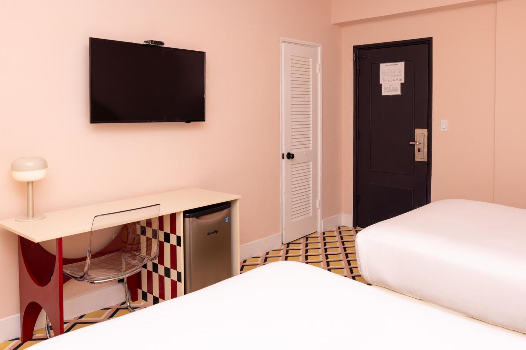 Crest Hotel Suites — Photos 2